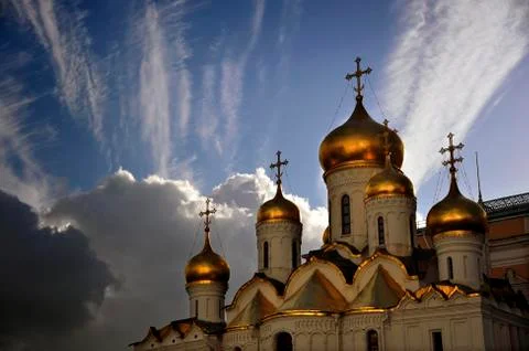 Dramatic Sky, Beautiful Golden Domes of Orthodox Cathedral, Moscow, Russia Foto stock