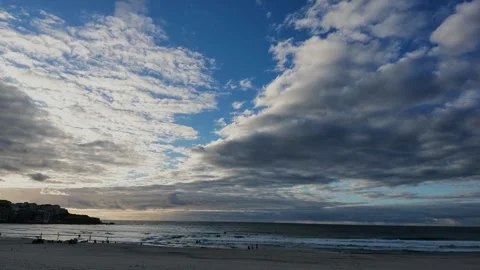 Dramatic Sky at Bondi Beach before sunrise 库存影片 348681128