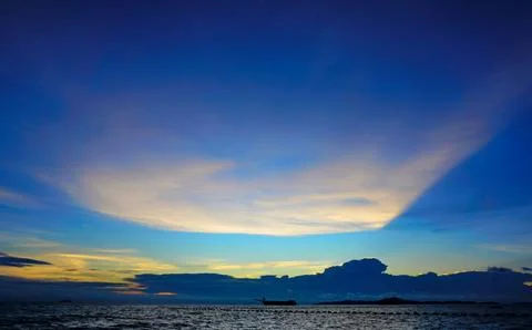 Dramatic sky with clouds and silhouette ship at sea Foto stock
