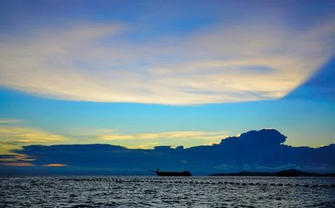 Dramatic sky with clouds and silhouette ship at sea Foto stock