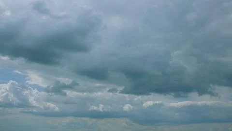A dramatic sky with clouds creates an artistic atmosphere in natures picturesque Foto stock
