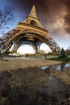 Dramatic Sky Colors above Eiffel Tower in Paris Fotos Stock