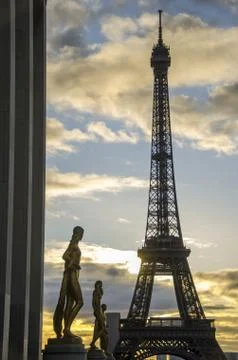 Dramatic Sky Colors above Eiffel Tower in Paris Fotos Stock