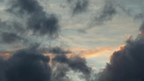 Dramatic sky with dark clouds moving across sunset light, time lapse footage. Vídeos de archivo 337446882