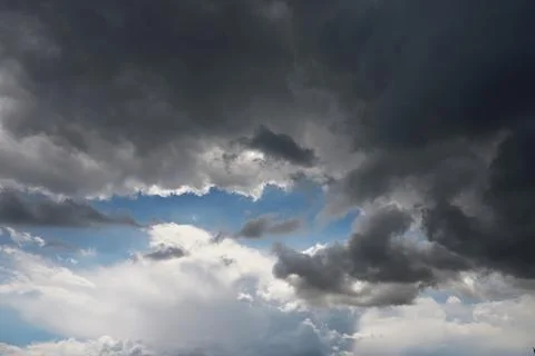 Dramatic Sky with Dark Storm Clouds and Bright Blue Patch in the Sky Foto stock