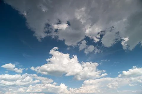 Dramatic sky filled with cumulus clouds over distant horizon Stockfoto's