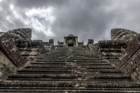 Dramatic sky over ancient Angkor Wat temple staircase 스톡 사진