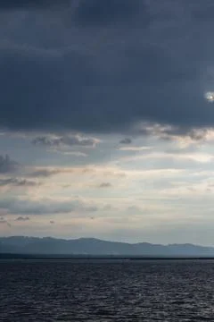 Dramatic Sky Over Calm Ocean Horizon 스톡 사진