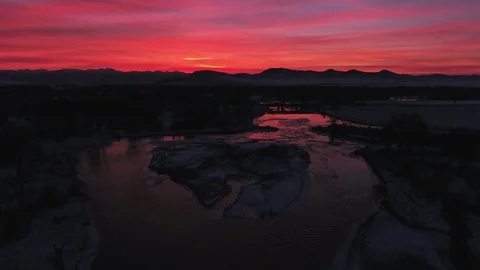 Dramatic sky over the frozen river during winter 動画素材 91983500