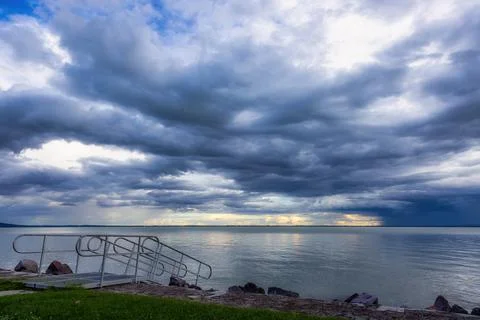 Dramatic sky over lake Balaton of Hungary at the beach Szigliget Stock-Fotos