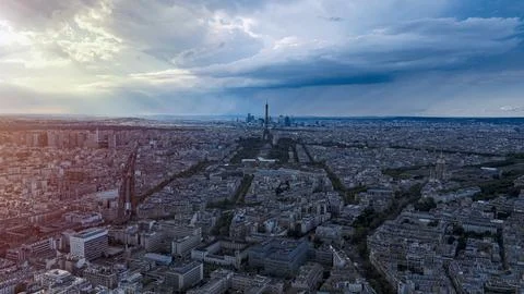 Dramatic sky over Paris cityscape with Eiffel Tower at sunset Foto stock