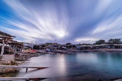 Dramatic Sky over Semi-Circular Fishermen's Cove at Dusk with Silky Water Foto stock