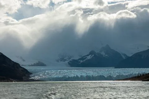 Dramatic sky over the snowy peaks of the mountains near Perito Moreno Glacier Stock-Fotos