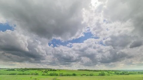 A Dramatic Sky Over Stunning Lush Green Hills That Captivates the Eye and Inspir Foto stock
