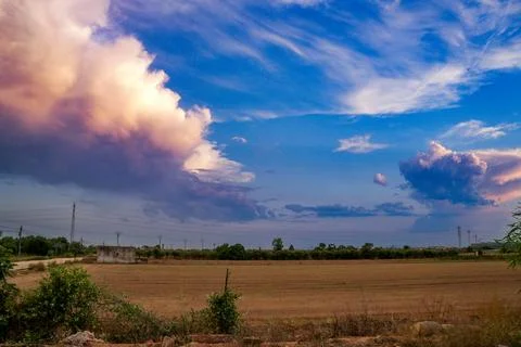 Dramatic Sky Over Tranquil Fields: Countryside Serenity Stockfoto's