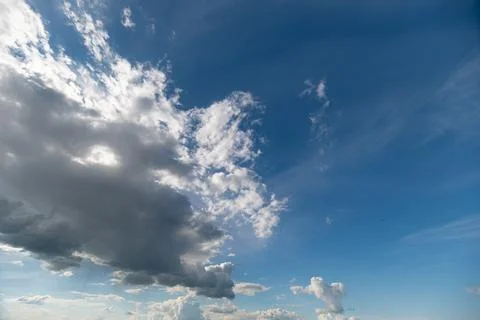 Dramatic sky with scattered clouds over distant horizon at golden hour Stockfoto's