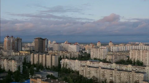 Dramatic sky, storm clouds, in the city, time-lapse. Stockbeeldmateriaal 79417963