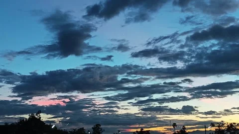 Dramatic sky at sunset with beautiful pink twilight clouds. Vídeo Stock 347457283