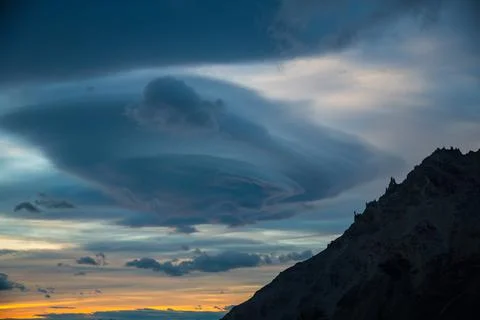 Dramatic sky at sunset with severe weather cloud. Stockfoto's