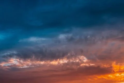 Dramatic Sky Before Thunder. Cloudscape Background With Clouds A Foto stock