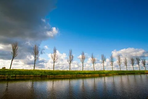 Dramatic sky with trees and water Foto stock