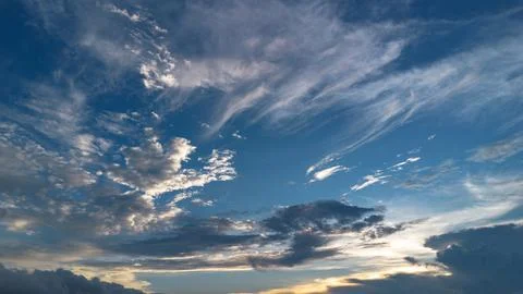 Dramatic Sky With Wispy Clouds At Sunset Foto stock