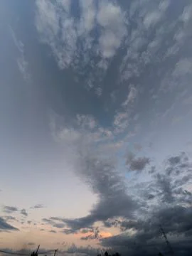 Dramatic Sky With Wispy Clouds At Sunset 스톡 사진