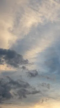 Dramatic Sky with Wispy Clouds at Sunset Stockfoto's