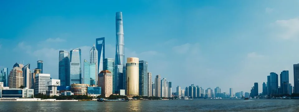 Dramatic Skyline Highlighted by Iconic Structures and Building Reflections Fotos de archivo