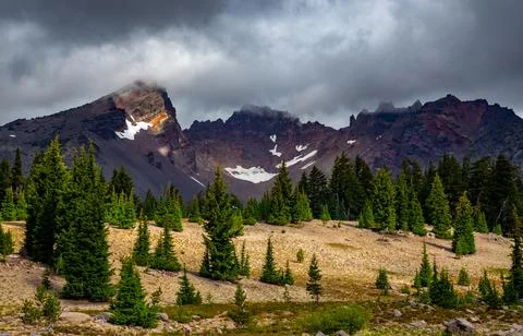 Dramatic Skyline over Broken Top from the Broken Top Trail, Three Sisters Foto stock