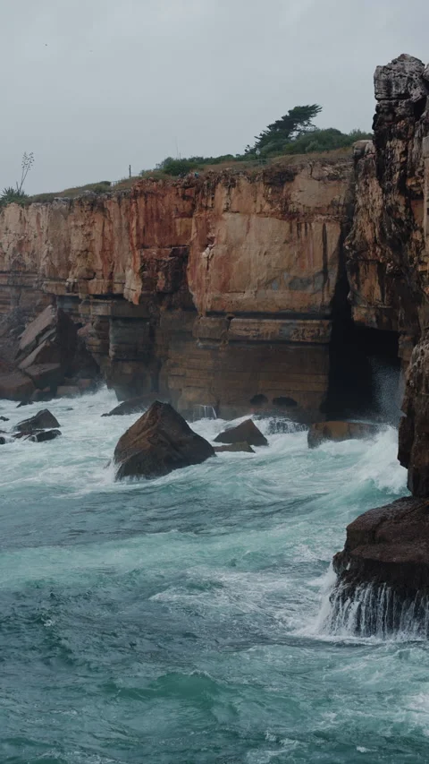 Dramatic Slow Motion of Atlantic Ocean Waves Crashing Against Steep Cliffs in Video stock 327788371