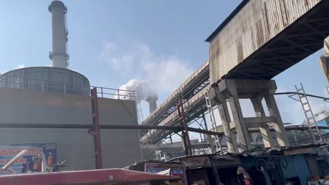 Dramatic smoke from a chimney in Uttar Pradesh, India Vídeos de archivo 299792047