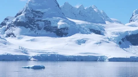 Dramatic Snow-Capped Mountain Peaks and Glacier, Bismarck Strait Antarctica.. Vídeos de archivo 342661821