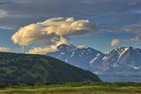 Dramatic spectacular lenticular cloud formation over volcano on Kamchatka 스톡 사진
