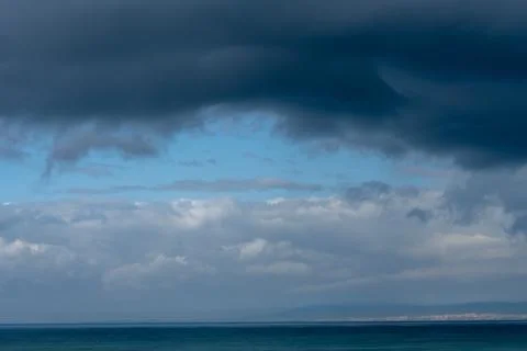 Dramatic storm clouds above Atlantic ocean horizon Foto stock