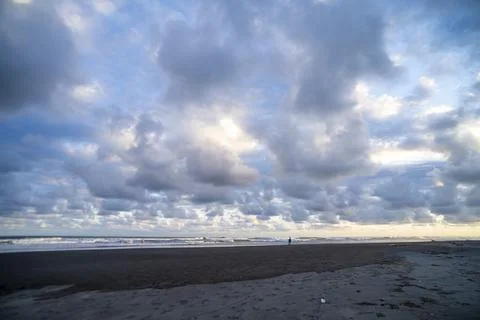 Dramatic Storm Clouds Above Tropical Black Sand Beach Foto stock