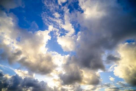 Dramatic Storm Clouds Against Vibrant Blue Sky Foto stock