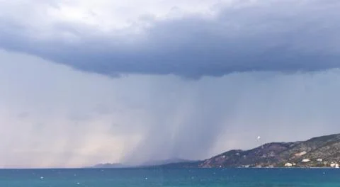 Dramatic Storm Clouds And Coastal Weather Landscape 库存照片