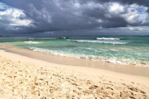 Dramatic Storm Clouds and Waves Over Beach Shoreline Foto stock