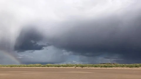 Dramatic storm clouds at beach Vidéo 291804950
