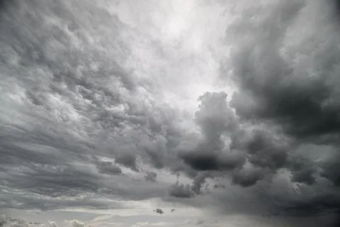 Dramatic Storm Clouds Form a Dark Overcast Sky Filled with Tension and Atmospher Stockfoto's