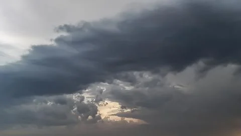 Dramatic storm clouds gather in the sky, hinting at an upcoming weather change. Stockfoto's