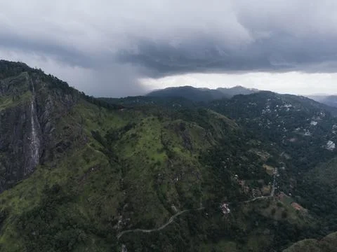 Dramatic storm clouds gathering over the green mountains of Ella Foto stock