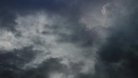 Dramatic storm clouds moving slowly across a dark sky, creating an ominous .. Vídeos de archivo 337632284