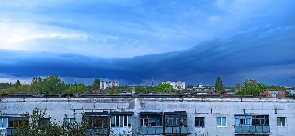 Dramatic storm clouds over apartment buildings in the city. Foto stock