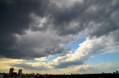 Dramatic storm clouds over city skyline Stockfoto's