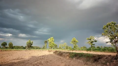 Dramatic storm clouds over empty rural countryside farmland Foto stock