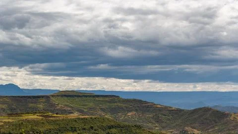 Dramatic Storm Clouds Over the Ethiopian Highland Landscape Stockfoto's