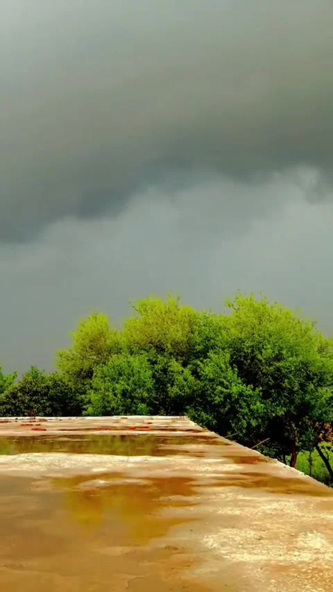 Dramatic Storm Clouds Over Green Rural Farmland Vídeos de archivo 332235036