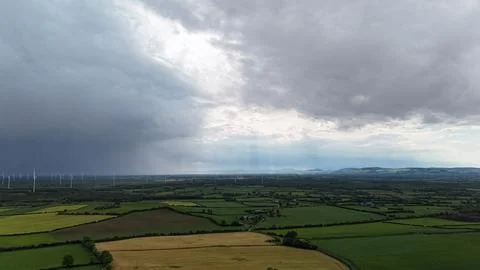 Dramatic Storm Clouds Over Green Rural Farmland Stockfoto's